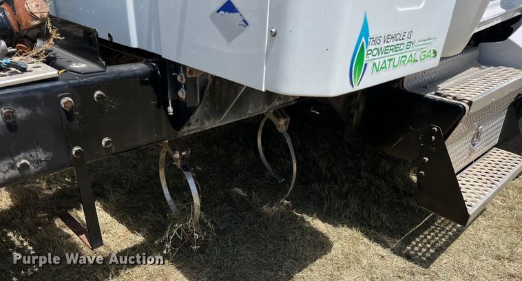 image for item EJ2906 2016 Kenworth T880 semi truck