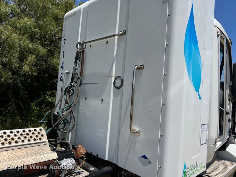 image for item EJ2906 2016 Kenworth T880 semi truck