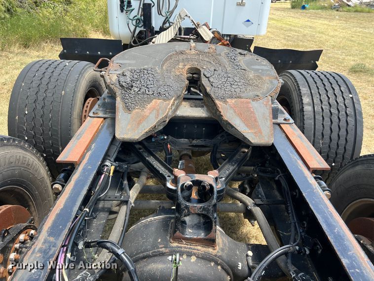 image for item EJ2906 2016 Kenworth T880 semi truck