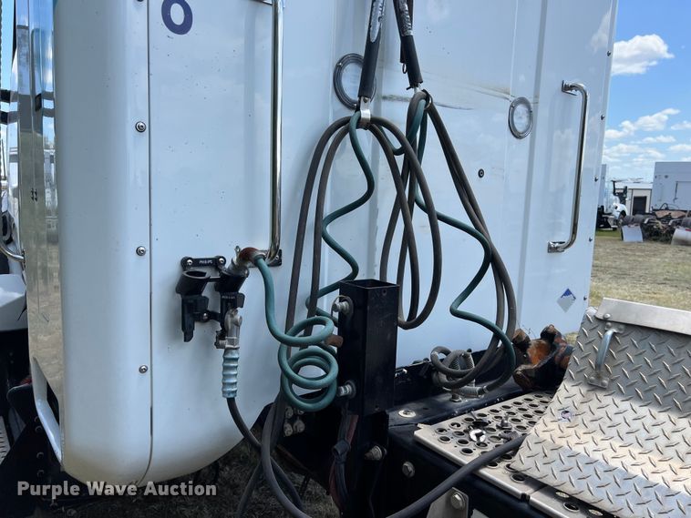 image for item EJ2906 2016 Kenworth T880 semi truck