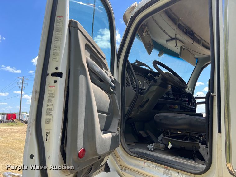 image for item EJ2906 2016 Kenworth T880 semi truck