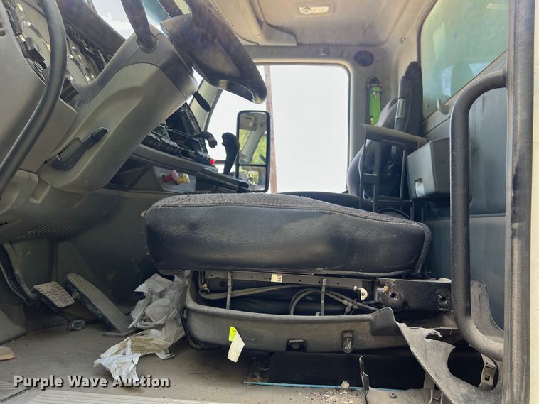 image for item EJ2906 2016 Kenworth T880 semi truck