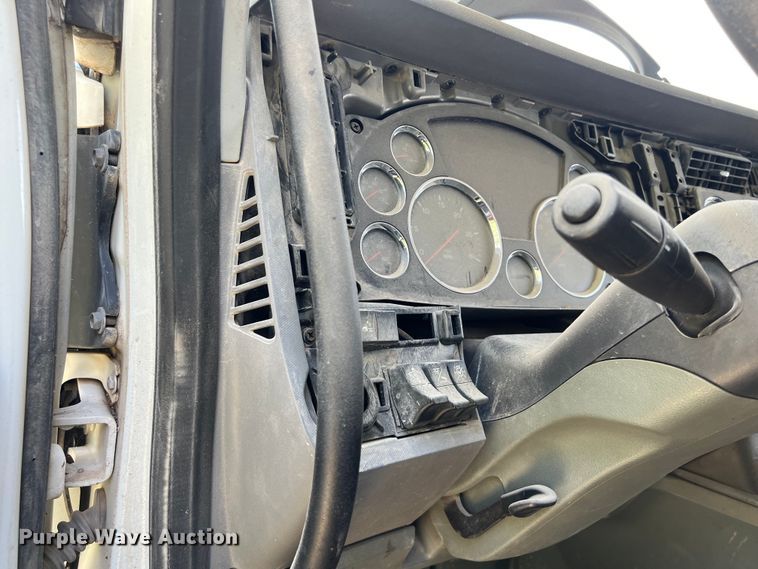 image for item EJ2906 2016 Kenworth T880 semi truck