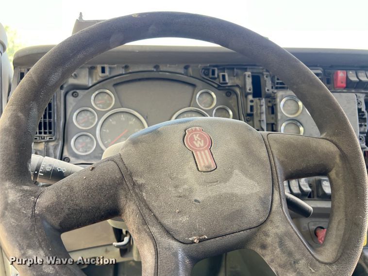 image for item EJ2906 2016 Kenworth T880 semi truck