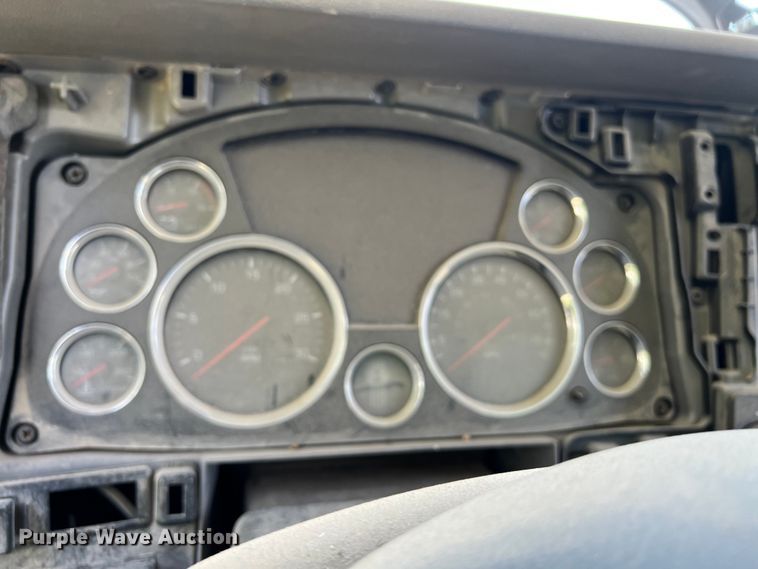 image for item EJ2906 2016 Kenworth T880 semi truck