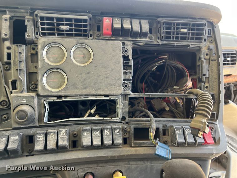 image for item EJ2906 2016 Kenworth T880 semi truck