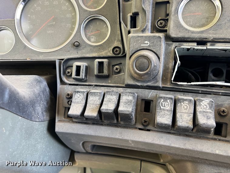 image for item EJ2906 2016 Kenworth T880 semi truck