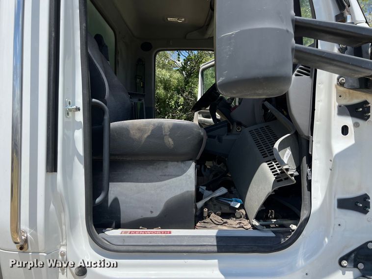 image for item EJ2906 2016 Kenworth T880 semi truck