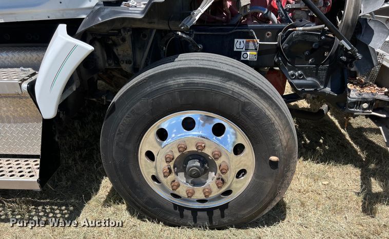 image for item EJ2906 2016 Kenworth T880 semi truck