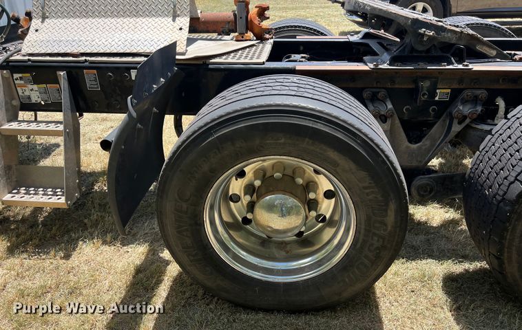 image for item EJ2906 2016 Kenworth T880 semi truck