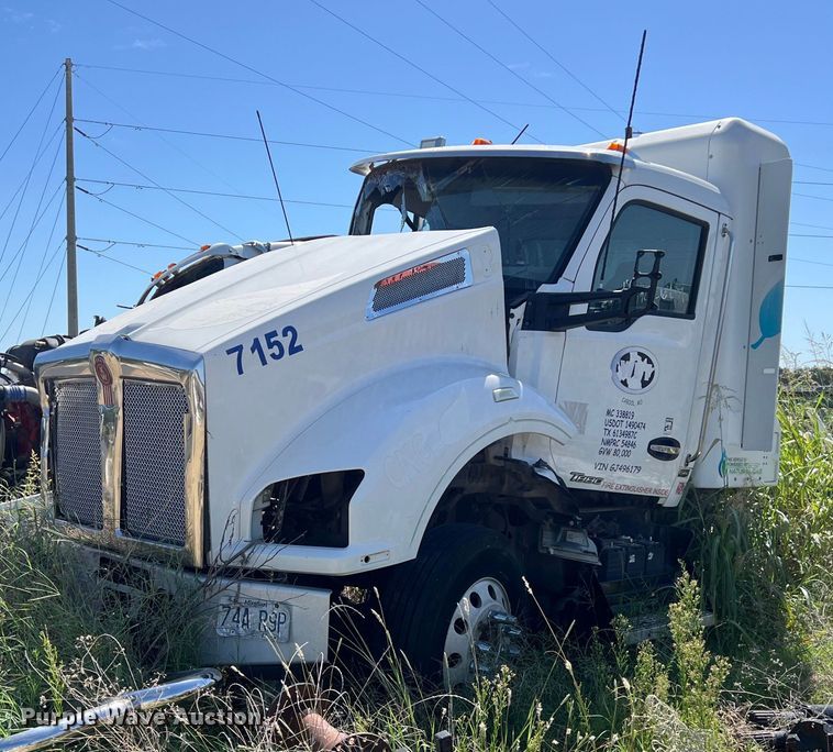 image for item EJ2909 2016 Kenworth  T880 semi truck