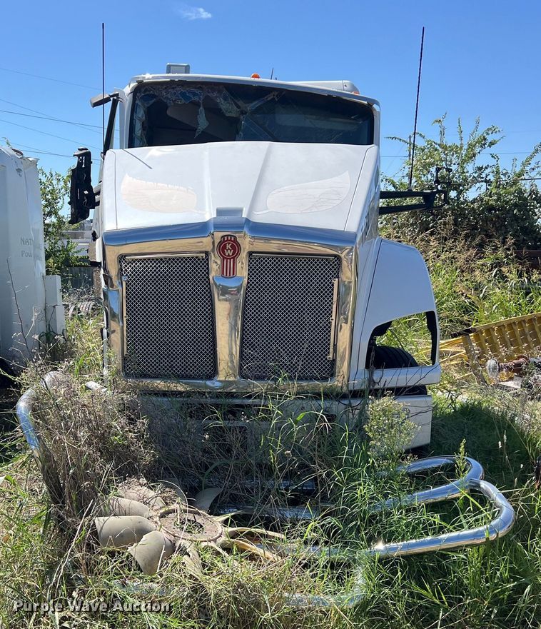 image for item EJ2909 2016 Kenworth  T880 semi truck