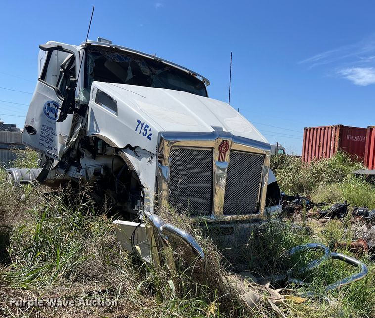 image for item EJ2909 2016 Kenworth  T880 semi truck