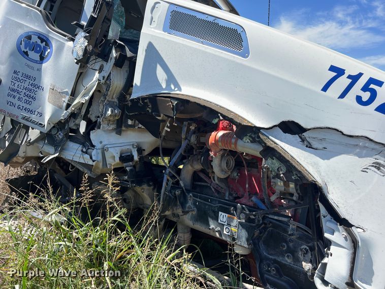 image for item EJ2909 2016 Kenworth  T880 semi truck