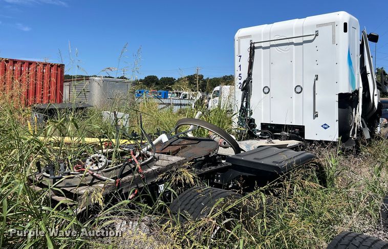 image for item EJ2909 2016 Kenworth  T880 semi truck