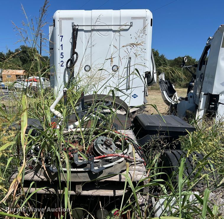 image for item EJ2909 2016 Kenworth  T880 semi truck