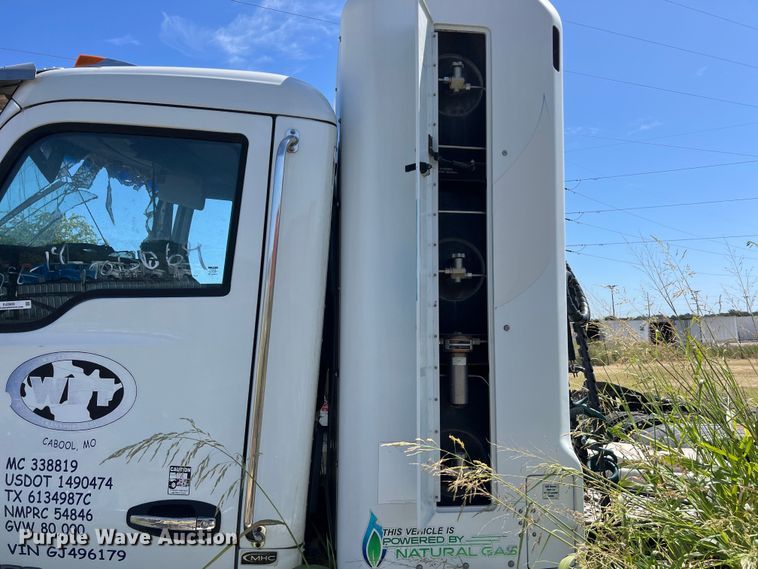 image for item EJ2909 2016 Kenworth  T880 semi truck