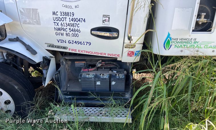 image for item EJ2909 2016 Kenworth  T880 semi truck