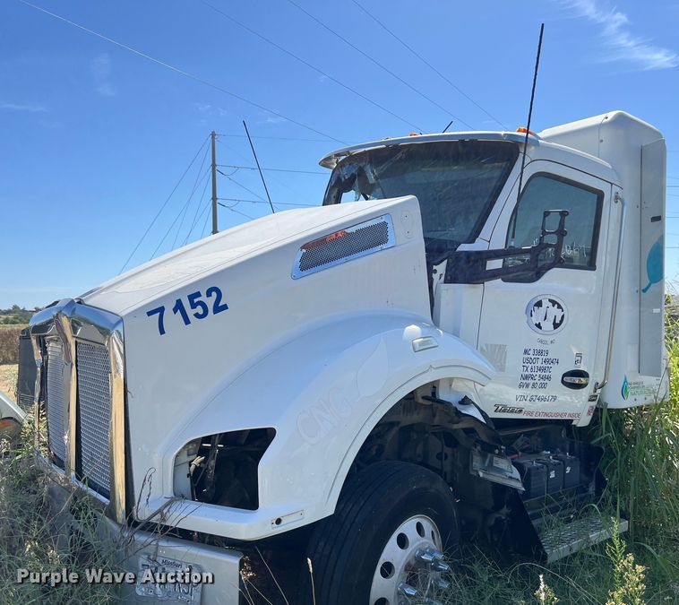 image for item EJ2909 2016 Kenworth  T880 semi truck