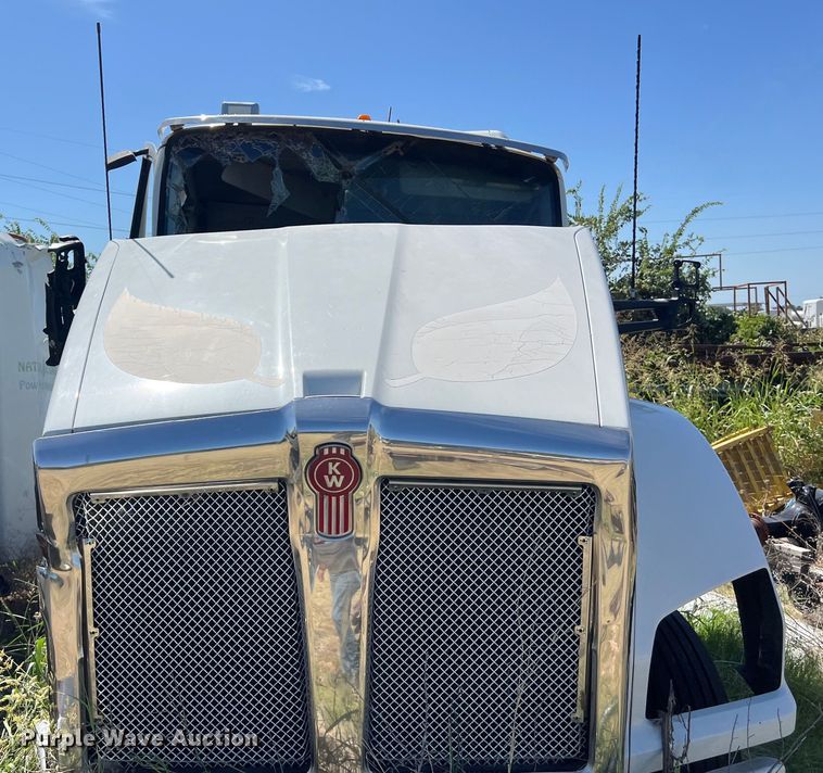image for item EJ2909 2016 Kenworth  T880 semi truck