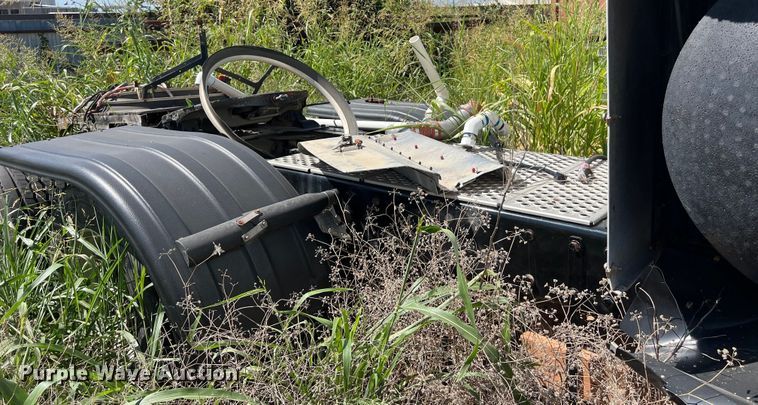 image for item EJ2909 2016 Kenworth  T880 semi truck