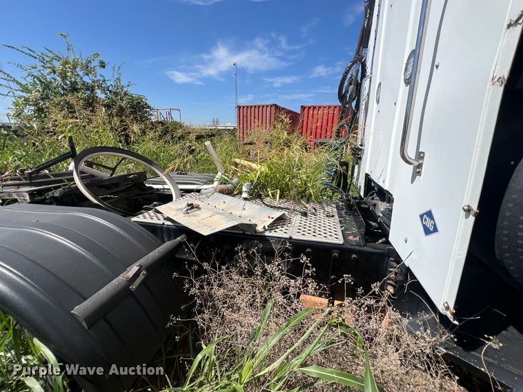 image for item EJ2909 2016 Kenworth  T880 semi truck