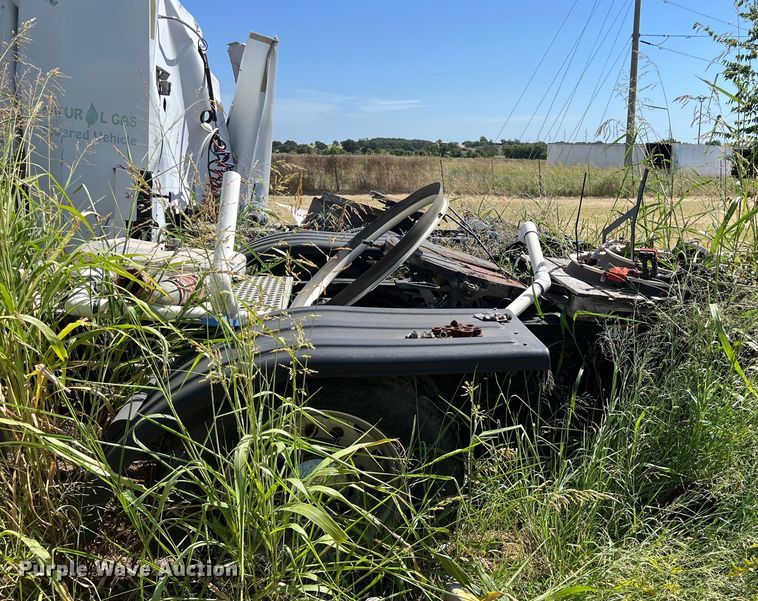 image for item EJ2909 2016 Kenworth  T880 semi truck