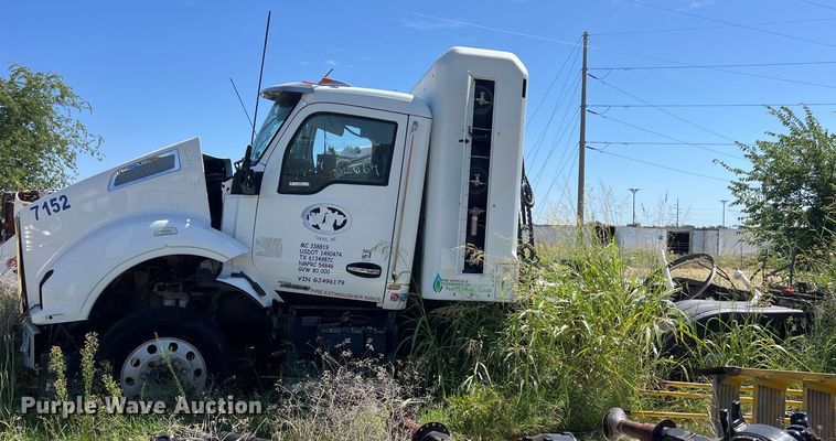 image for item EJ2909 2016 Kenworth  T880 semi truck