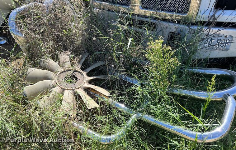 image for item EJ2909 2016 Kenworth  T880 semi truck