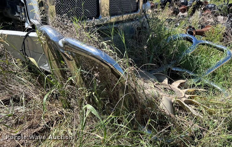 image for item EJ2909 2016 Kenworth  T880 semi truck