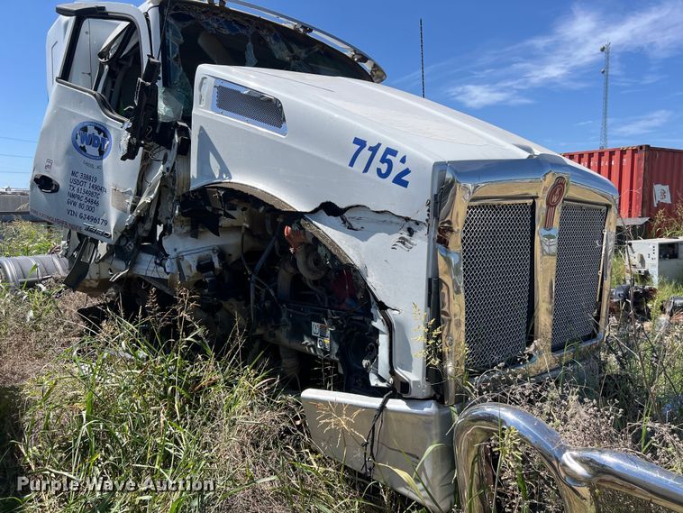 image for item EJ2909 2016 Kenworth  T880 semi truck