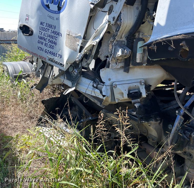 image for item EJ2909 2016 Kenworth  T880 semi truck