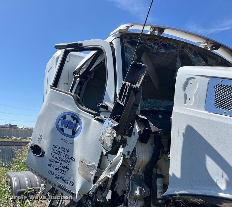 image for item EJ2909 2016 Kenworth  T880 semi truck