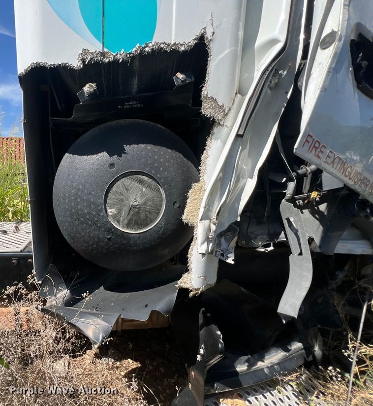 image for item EJ2909 2016 Kenworth  T880 semi truck