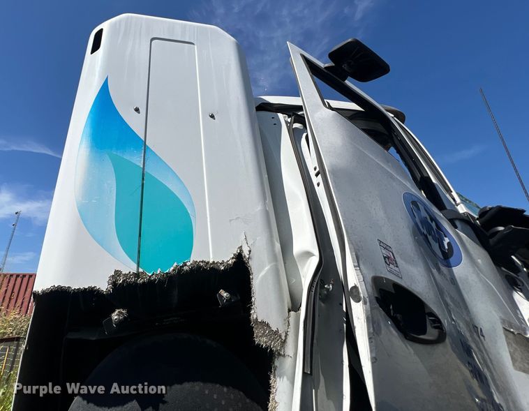 image for item EJ2909 2016 Kenworth  T880 semi truck