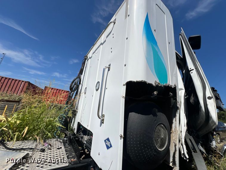 image for item EJ2909 2016 Kenworth  T880 semi truck