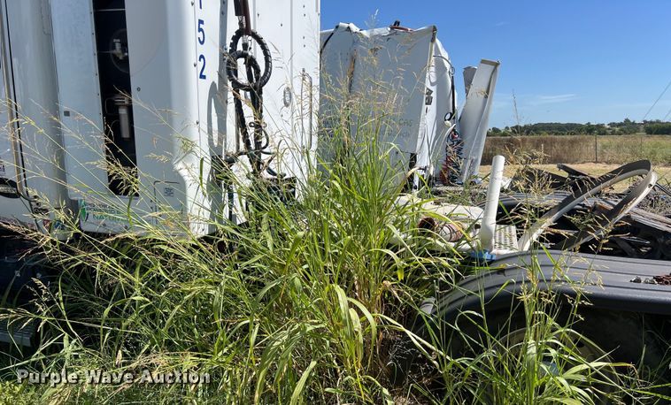 image for item EJ2909 2016 Kenworth  T880 semi truck