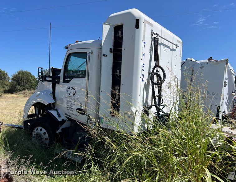image for item EJ2909 2016 Kenworth  T880 semi truck