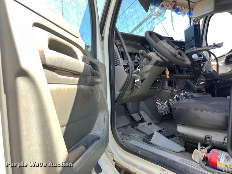 image for item EJ2909 2016 Kenworth  T880 semi truck