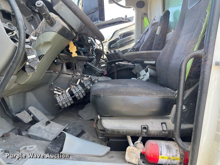 image for item EJ2909 2016 Kenworth  T880 semi truck