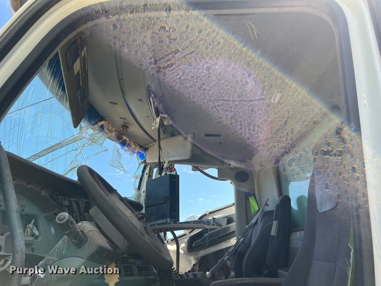 image for item EJ2909 2016 Kenworth  T880 semi truck