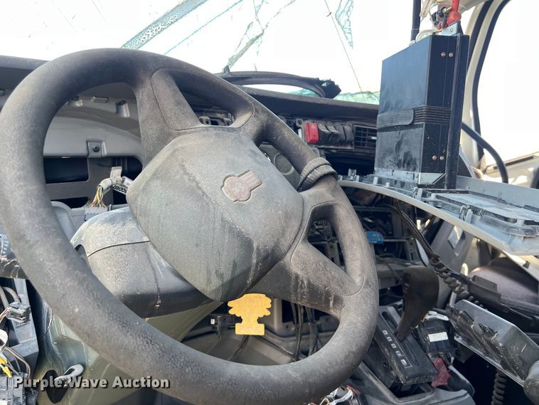 image for item EJ2909 2016 Kenworth  T880 semi truck