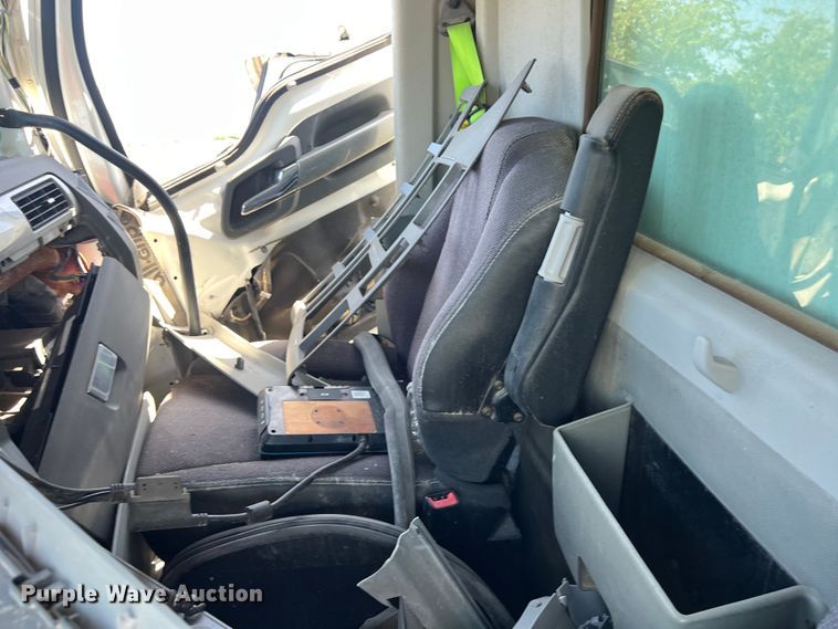 image for item EJ2909 2016 Kenworth  T880 semi truck