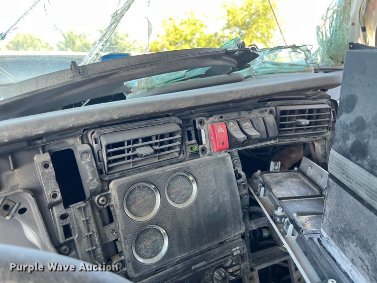 image for item EJ2909 2016 Kenworth  T880 semi truck