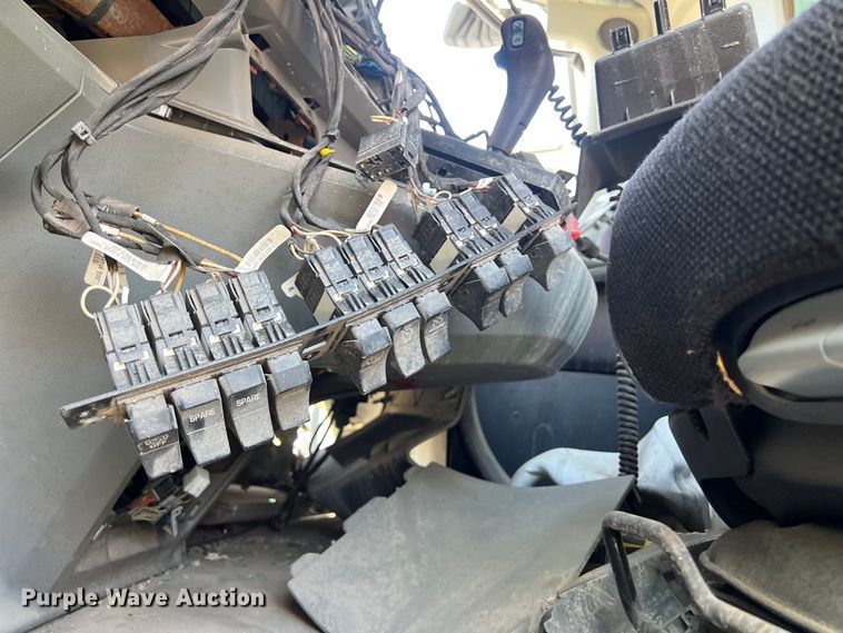 image for item EJ2909 2016 Kenworth  T880 semi truck