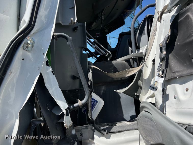 image for item EJ2909 2016 Kenworth  T880 semi truck