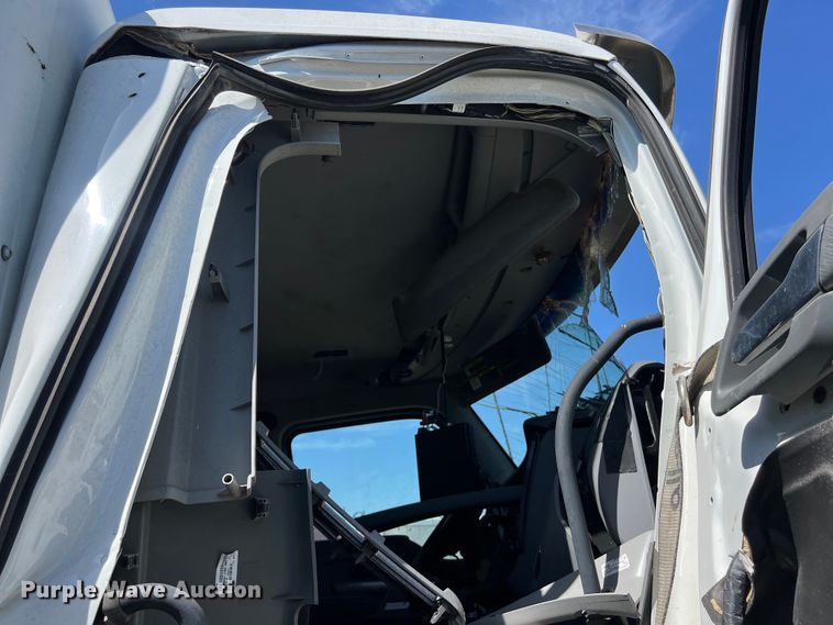 image for item EJ2909 2016 Kenworth  T880 semi truck