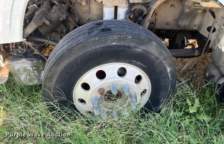 image for item EJ2909 2016 Kenworth  T880 semi truck