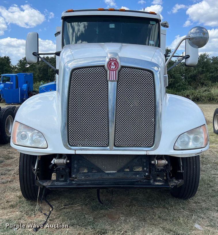 image for item EJ2911 2015 Kenworth  T600 truck cab and chassis 