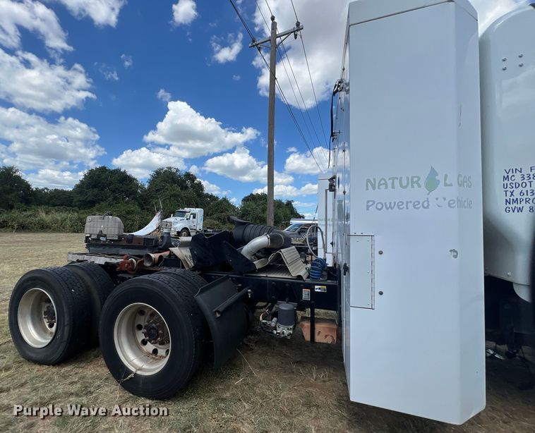 image for item EJ2911 2015 Kenworth  T600 truck cab and chassis 